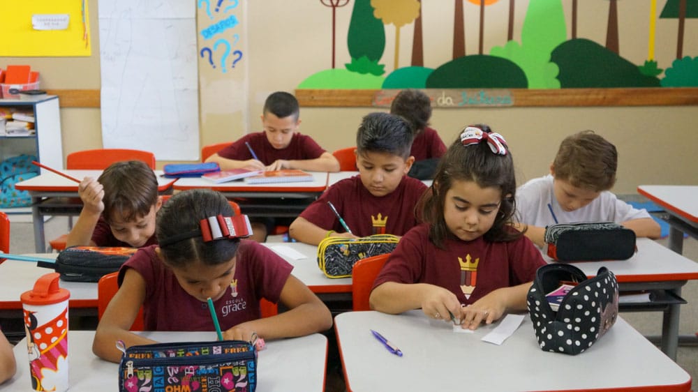 Crianças fazendo lição de casa Importância da lição de casa - Escola Cristã Grace